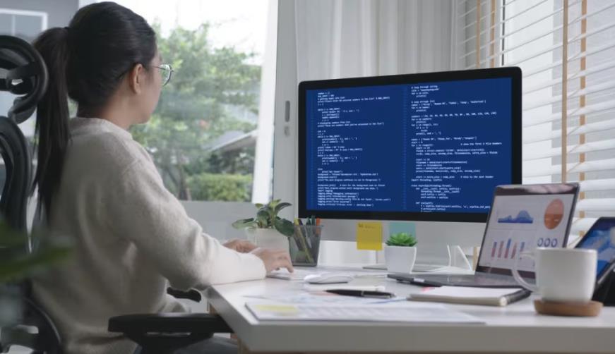 定西软件开发公司实战建议：网站赋能，为何必须接入支持机器人？
